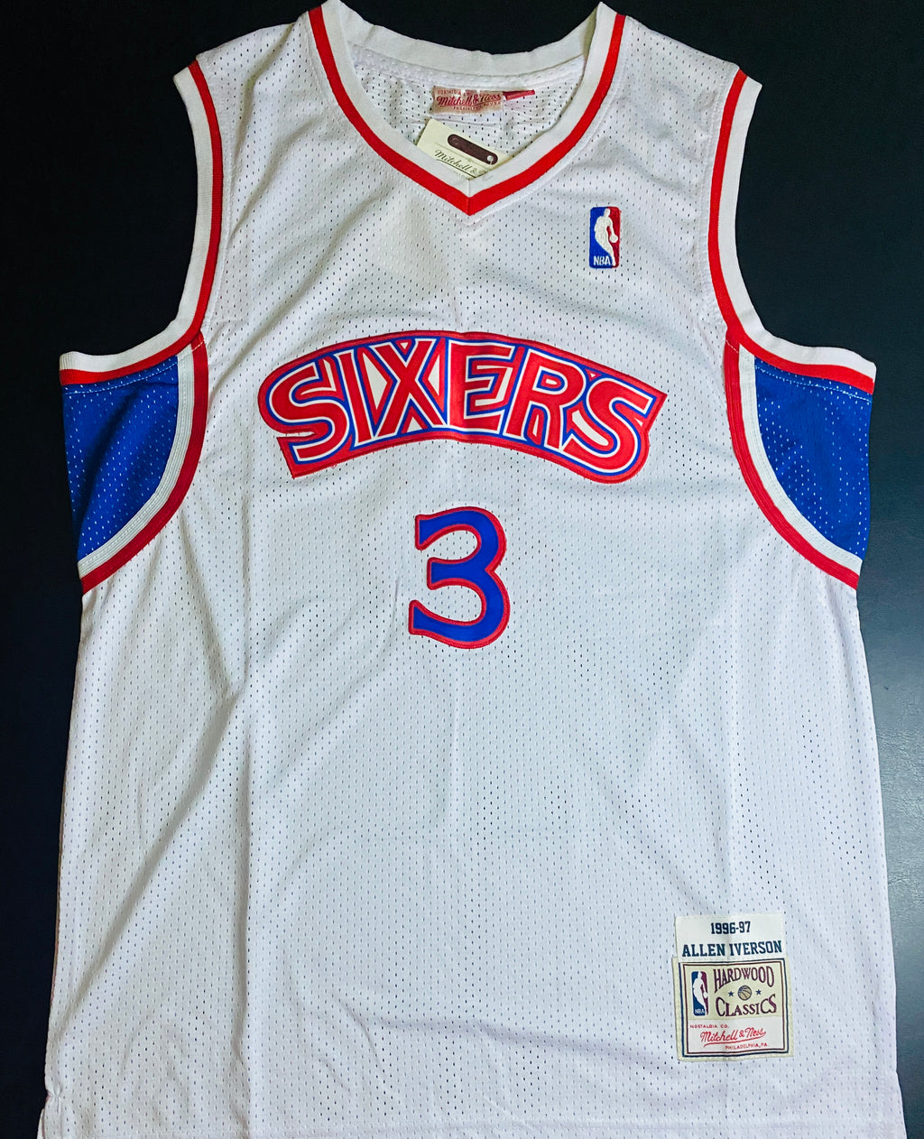 Allen Iverson Signed Jersey With COA (3200544) (Sixers)