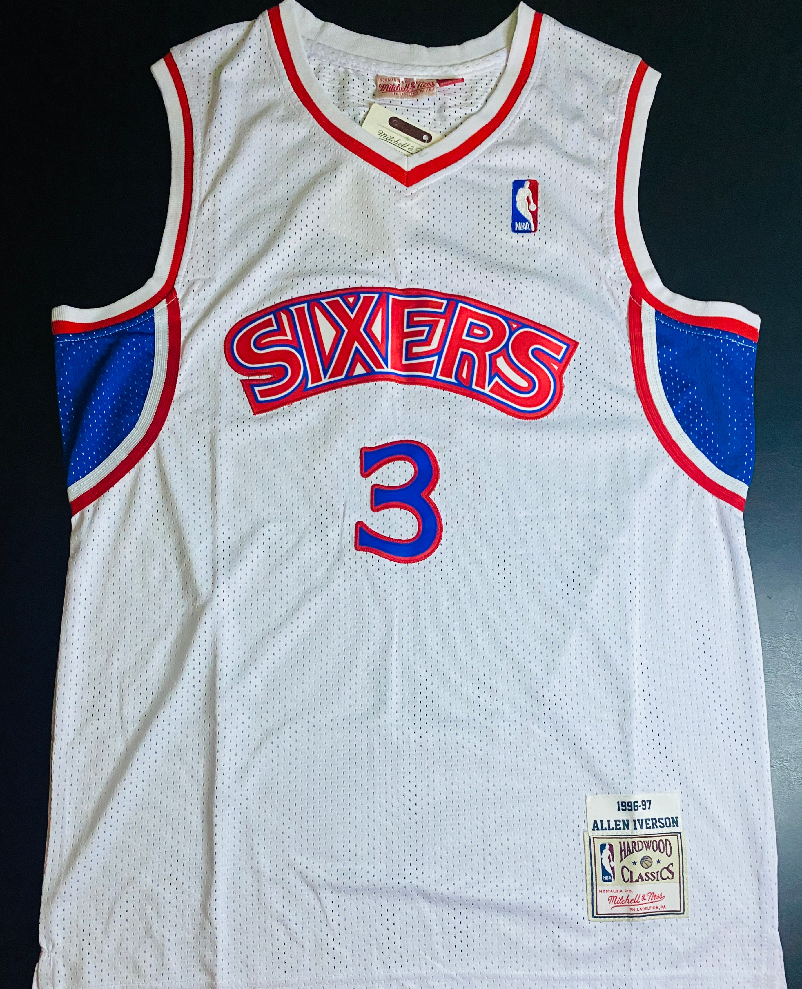 Allen Iverson Signed Jersey With COA (3200544) (Sixers)