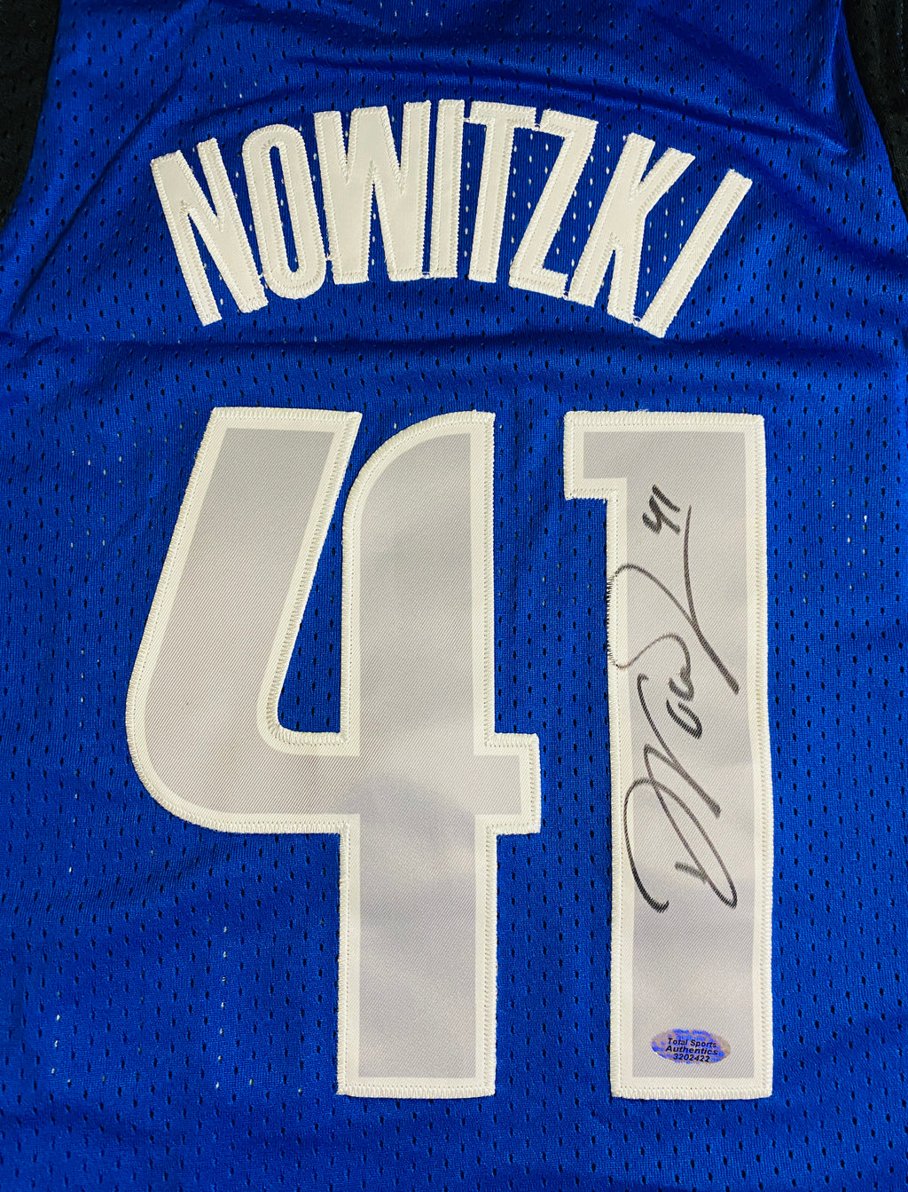 Dirk Nowitzki Signed Jersey With COA (3202422) (Mavericks)