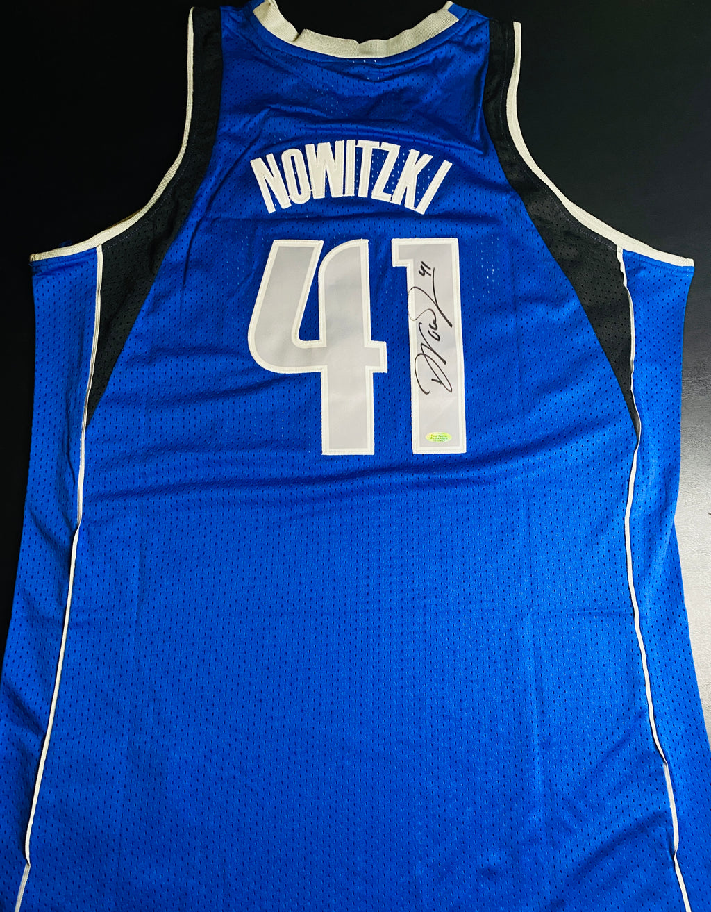 Dirk Nowitzki Signed Jersey With COA (3202422) (Mavericks)