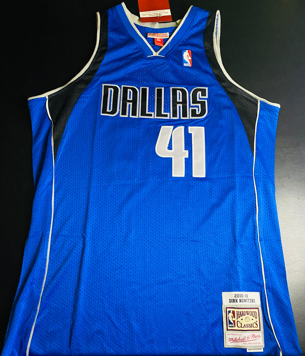 Dirk Nowitzki Signed Jersey With COA (3202422) (Mavericks)