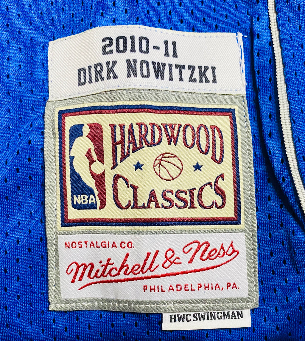 Dirk Nowitzki Signed Jersey With COA (3202422) (Mavericks)