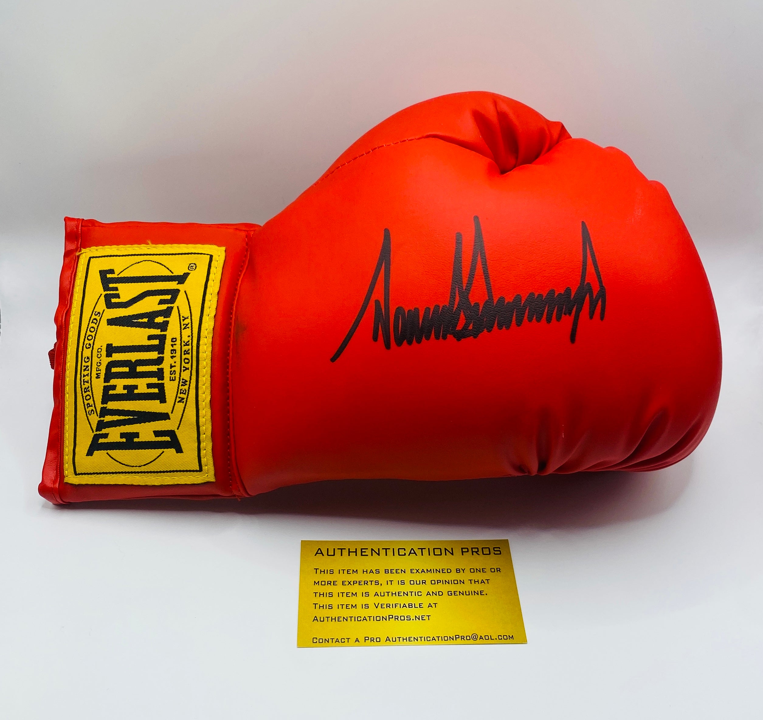 Donald Trump Signed Boxing Glove With COA (987983) (President)