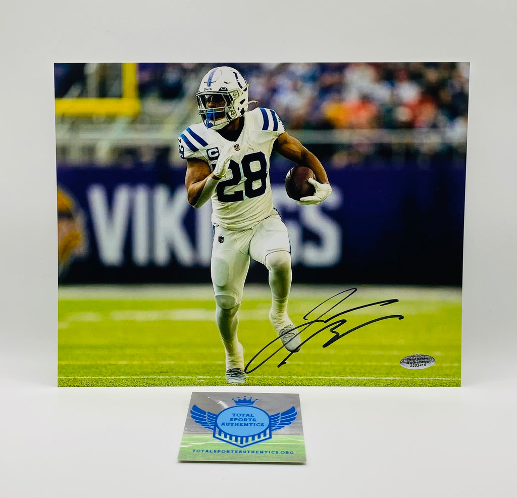 Jonathan Taylor Signed 8x10 Photo With COA (3203415) (Colts)