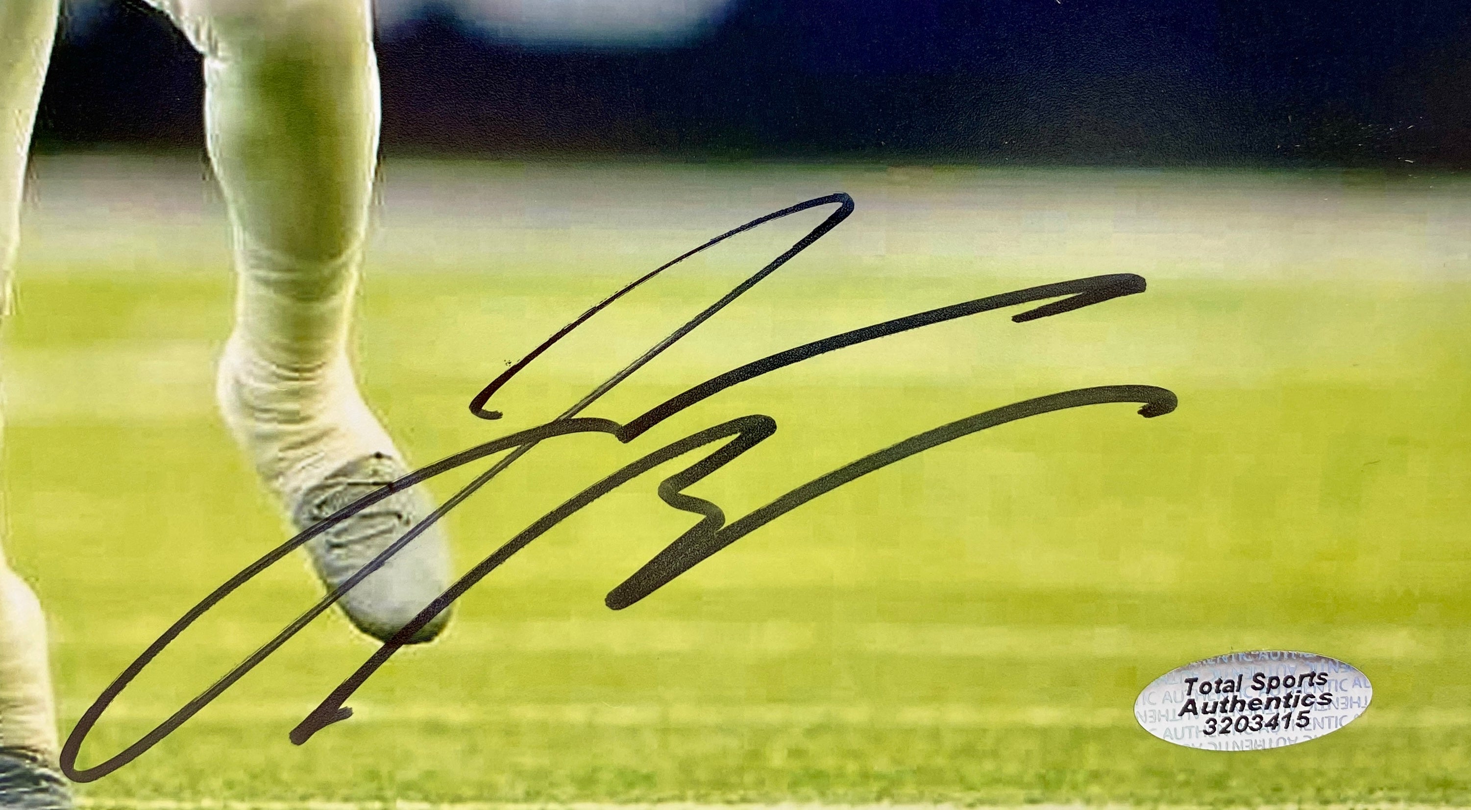Jonathan Taylor Signed 8x10 Photo With COA (3203415) (Colts)