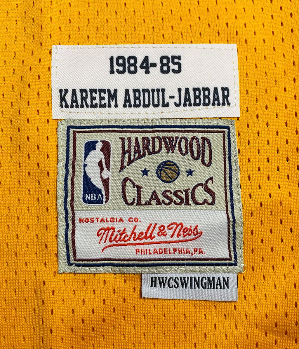 Kareem Abdul-Jabbar Signed Jersey With COA (121665) (Lakers)