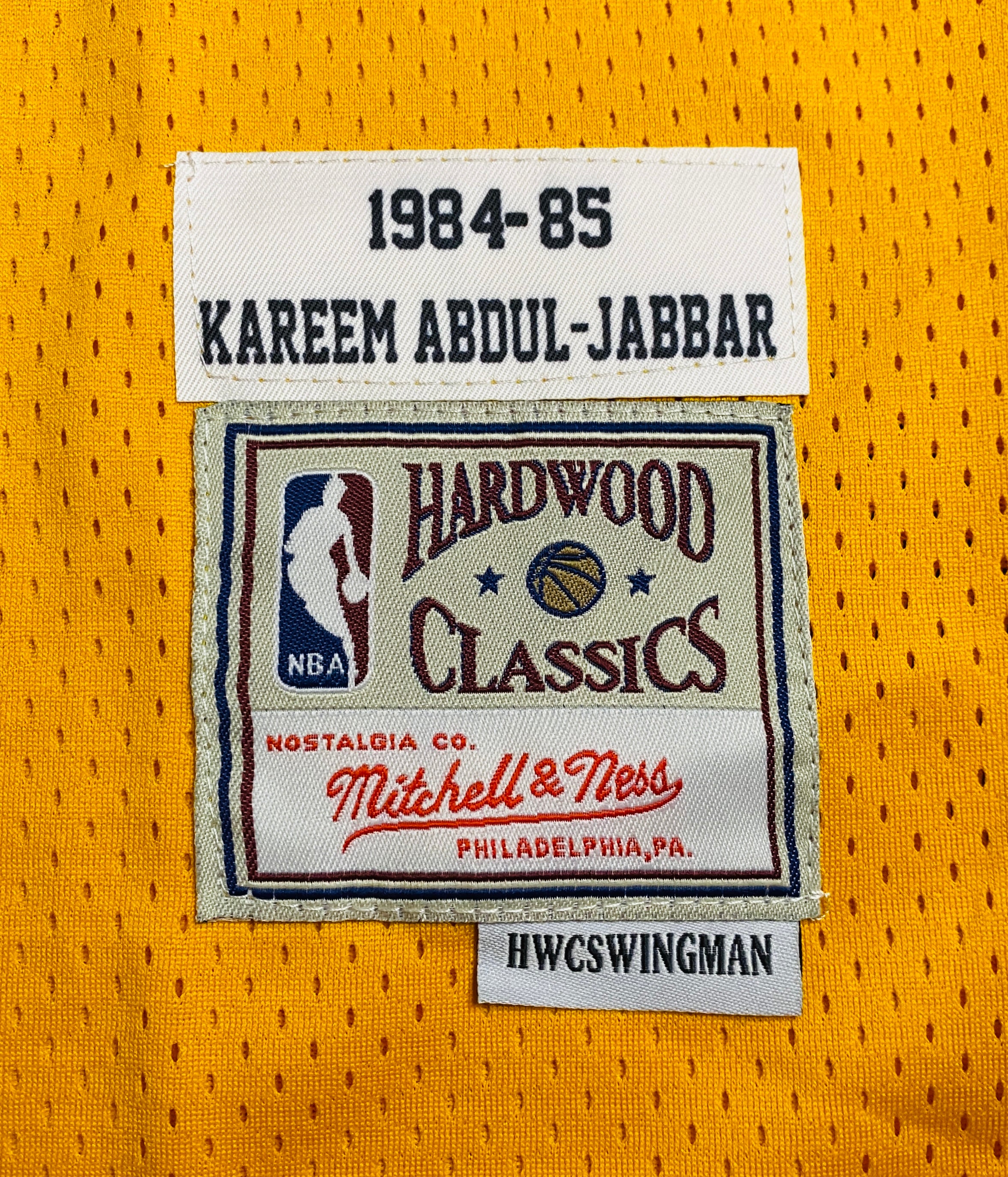 Kareem Abdul-Jabbar Signed Jersey With COA (121665) (Lakers)