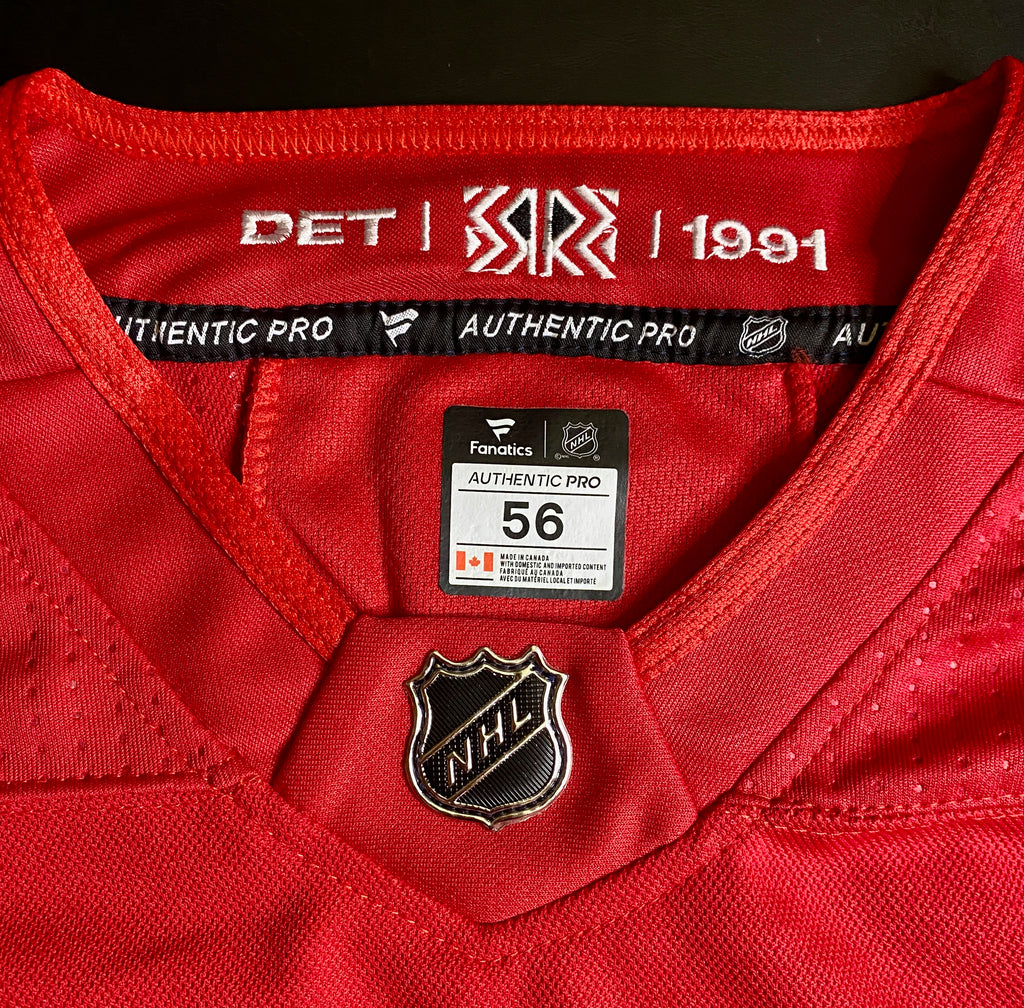 Patrick Kane Signed Jersey With COA (A53339) (Red Wings)