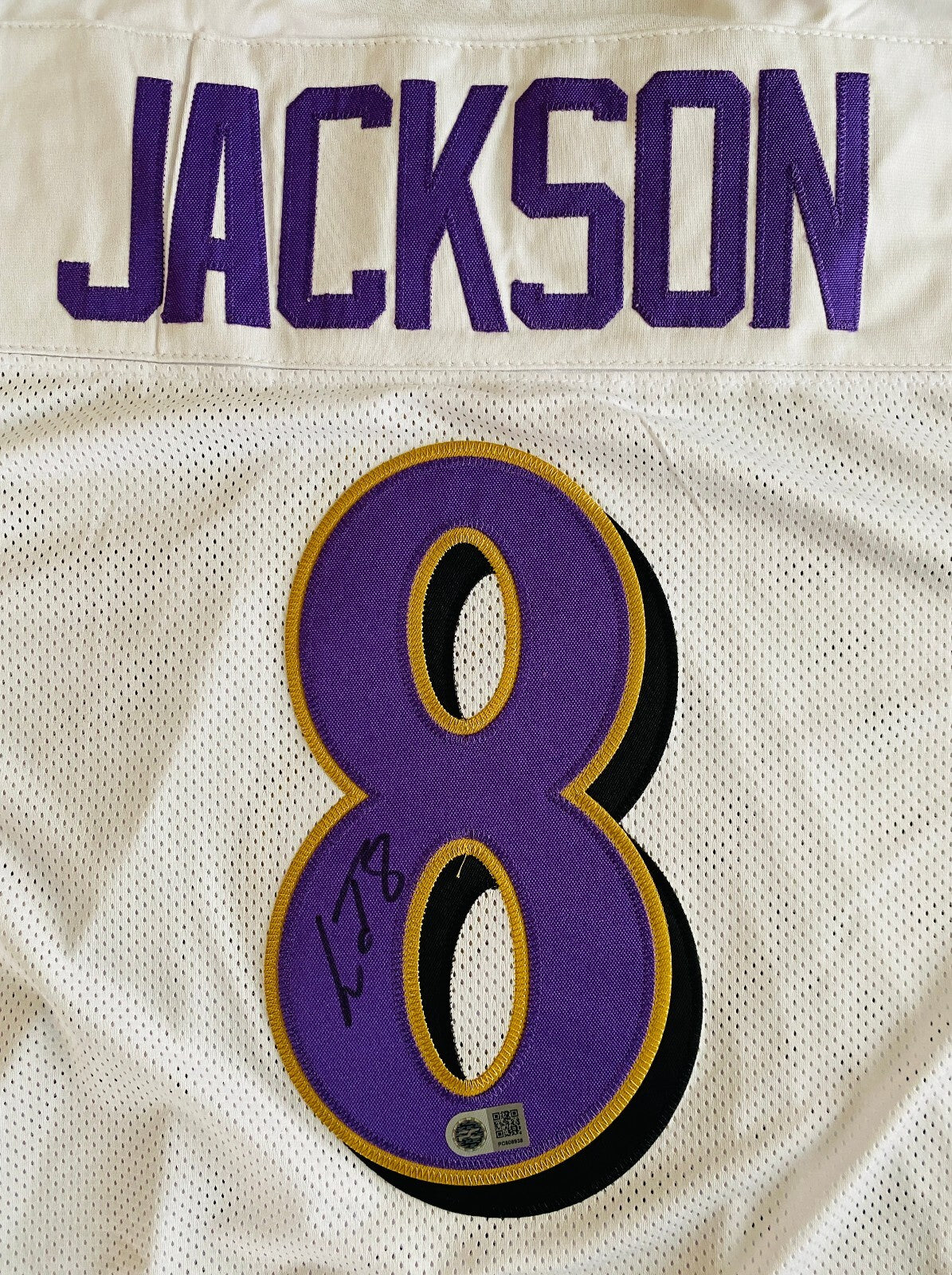 Lamar Jackson Signed Jersey With COA (PC608938)