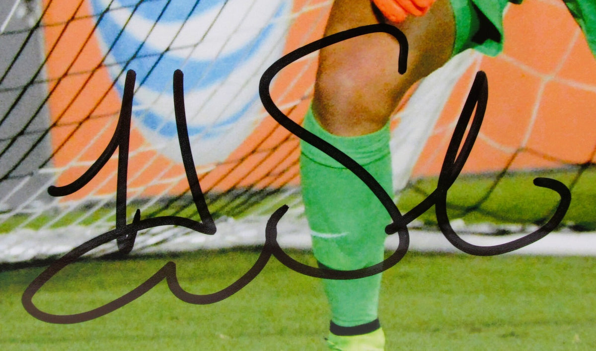 Hope Solo Signed 8x10 Photo With COA (984923)