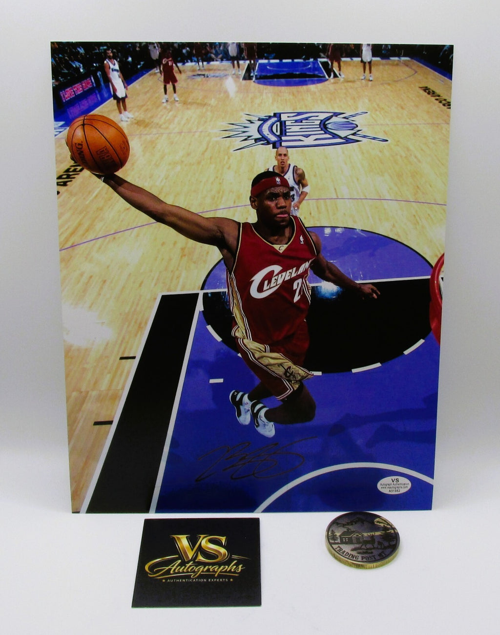 LeBron James Signed 8x10 Photo With COA (A51982) (Cavaliers)